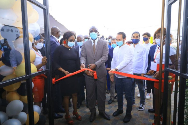 Coupure du ruban par le ministre Souleymane Diarrassouba de la nouvelle enseigne de boulangerie sise à Bingerville, en présence de ses responsables. (Dr)