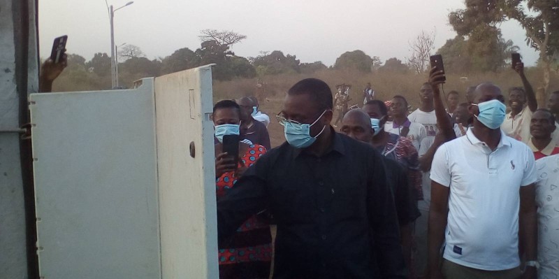 Le ministre procédant à la mise sous tension officielle du quartier Espoir. (DR)