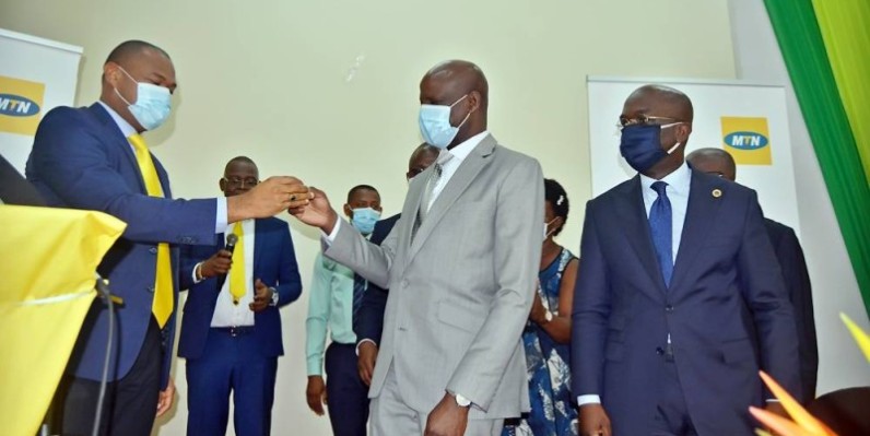 Patrick Attoungbré, directeur Marketing à Mtn-Ci, remettant les clés de la salle multimédia à Adama Diawara, ministre de l’Enseignement supérieur et de la Recherche scientifique. (DR)