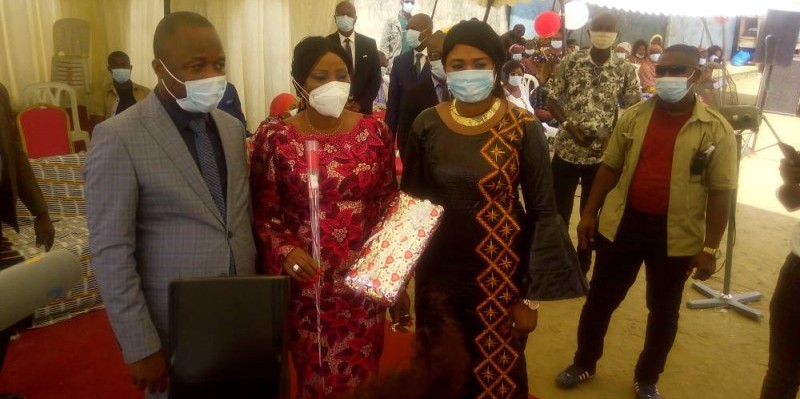 La ministre Kandia Camara cadeaute un couple. (DR)