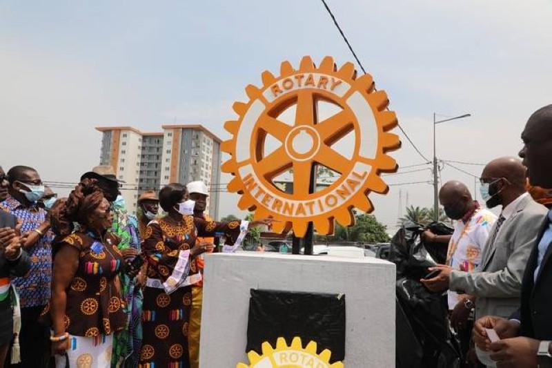 La Ministre Mariatou Koné a procédé également à l’inauguration de la roue du Rotary International, installée à l’entrée de Bietry.