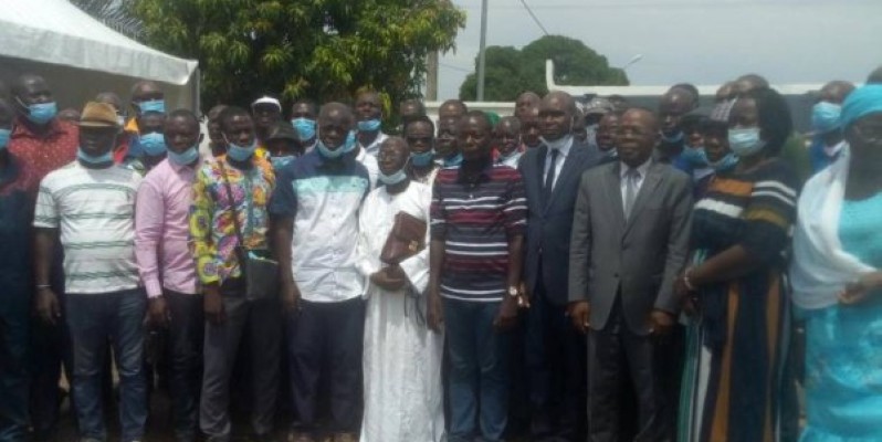 Des cadres du Rhdp avec le candidat Tououi Bi Irié Ernest en polo rayé. (DR)