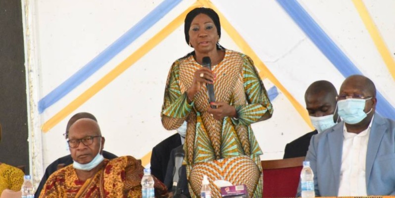 Le ministre Kandia Camara en parfaite entente avec les Atchans. (Ange Kumassi)