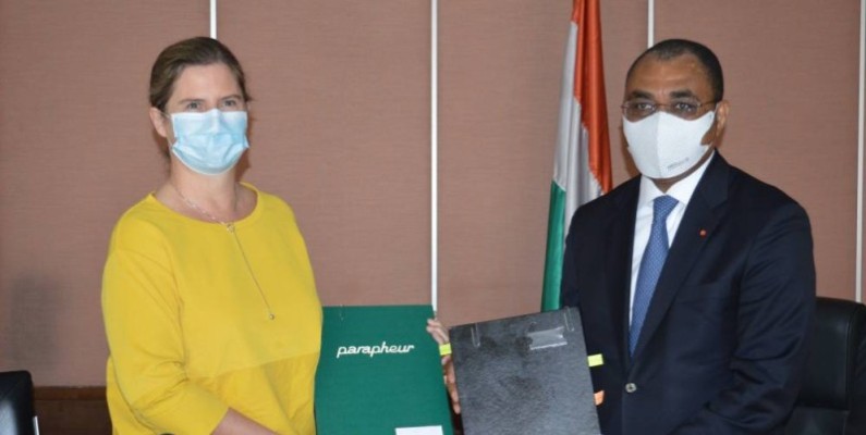  Échange de parapheurs entre Adama Coulibaly et Coralie Gevers en présence de Mariatou Koné.(DR)