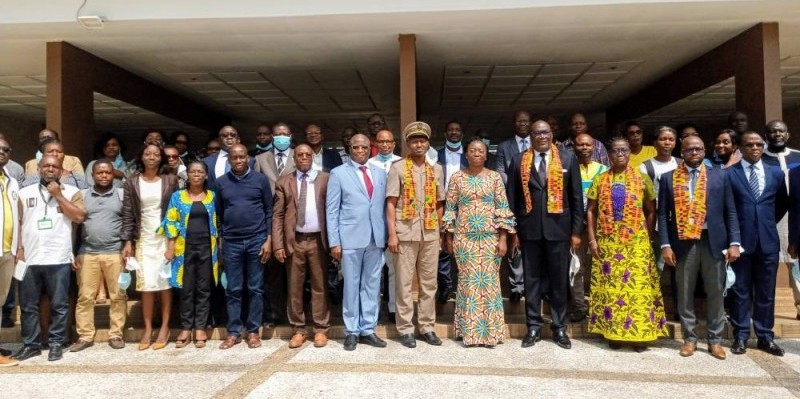 Officiels et participants ont sacrifié au rituel de la photo de famille. (DR)