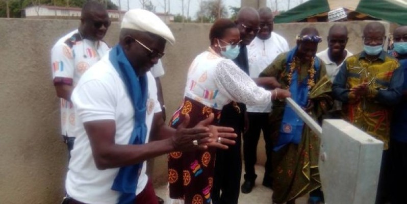 Remise du point d'eau par le Rotary club de Yamoussoukro. (DR)