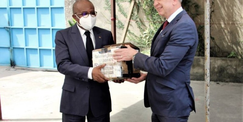 Le ministre de la Justice et des Droits de l’homme, Sansan Kambilé, réceptionnant de façon symbolique un lot de matériel téléphonique des mains de l’ambassadeur allemand, Ingo Herbert. (DR)