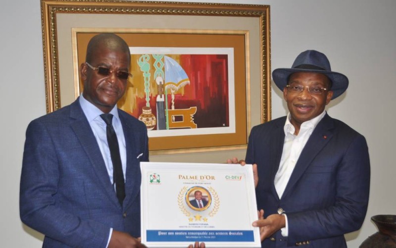 Le ministre Siandu Fofana et Aimond William