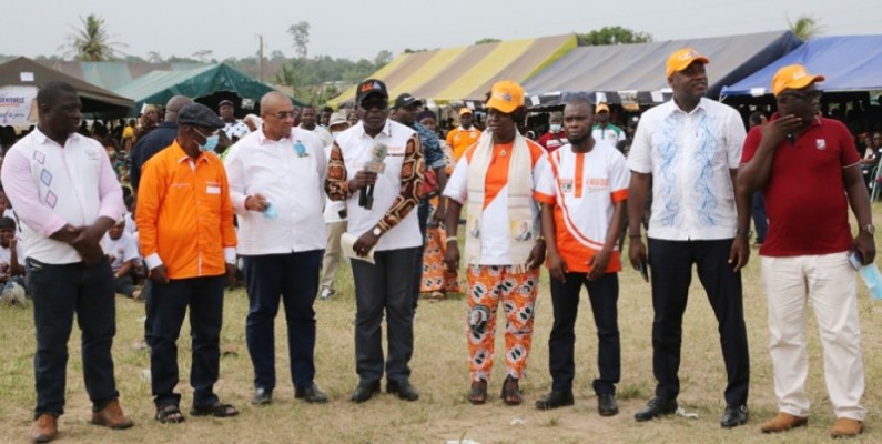 Amedé Kouakou (micro en main) présentant les autres candidats du Rhdp dans le Lôh-Djiboua. (Photo : Poro Dagnogo)