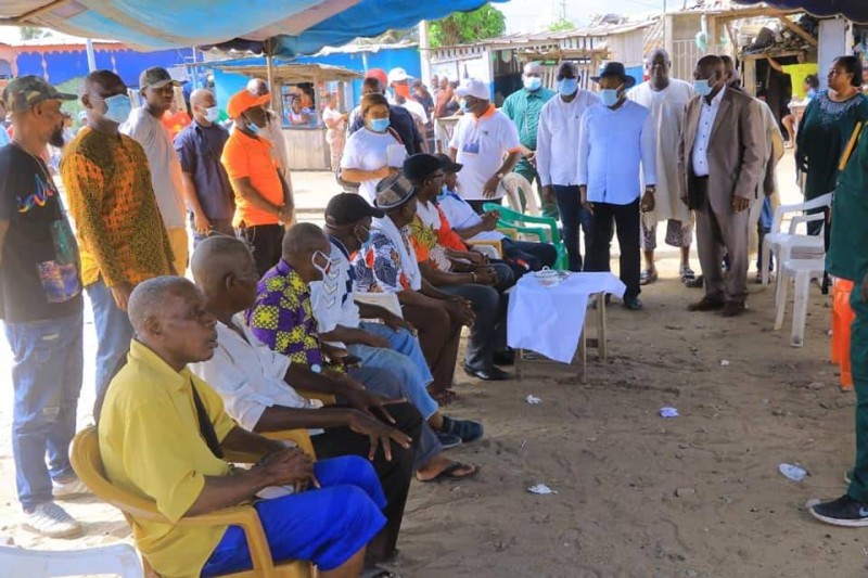 Le candidat Siandou Fofana en campagne de proximité sur le terrain