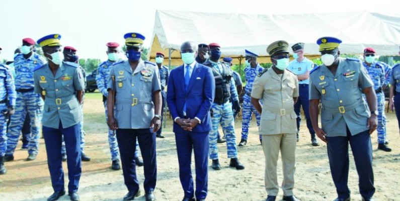 Le Procureur de la République, Richard Adou et le Commandant Supérieur de la Gendarmerie, le Général de Corps d’Armées, Alexandre Apalo Touré ont assisté à l’opération. (Julien Monsan)
