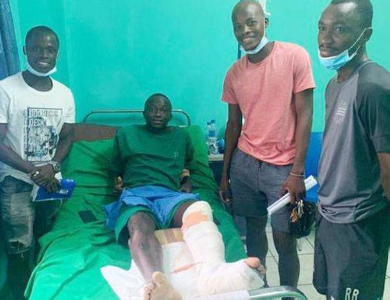 Diakité Ousmane a reçu de la visite de ses coéquipiers après son opération. (DR)