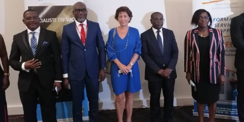 Michel Akpangni, Directeur général de Sucrivoire (2e à partir de la droite) s’est réjoui de ce projet qui va certainement assurer l’employabilité des jeunes. (DR)