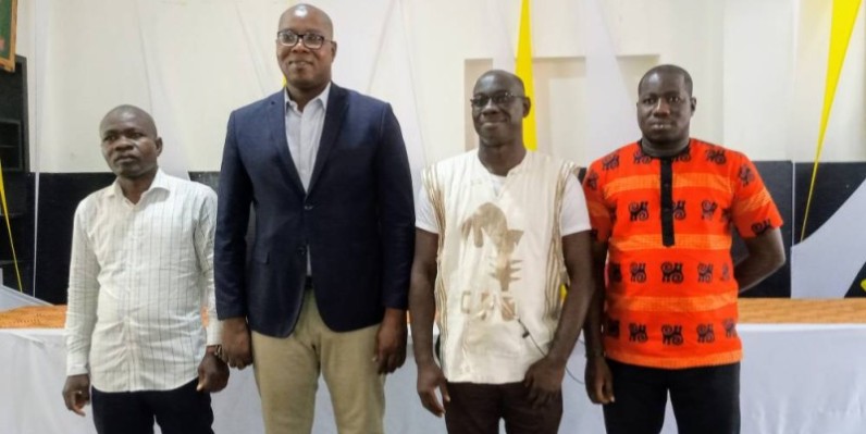 Jean-Claude Coulibaly, président de l'Unjci (en costume), entouré de 3 nominés lors de la cérémonie. (DR)