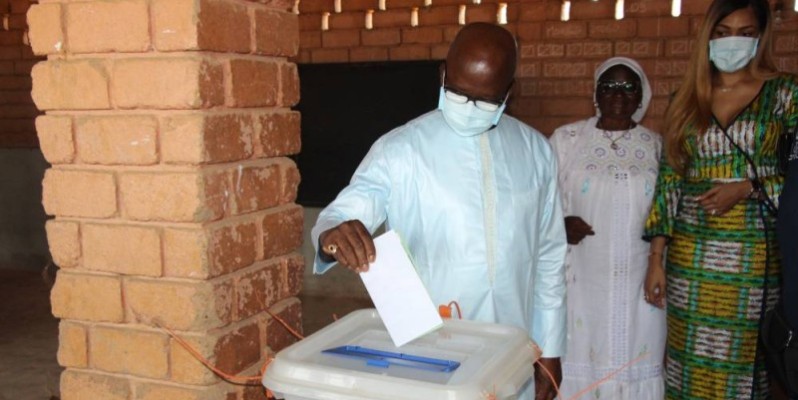 Le ministre Moussa Dosso a accompli son devoir civique. (DR)