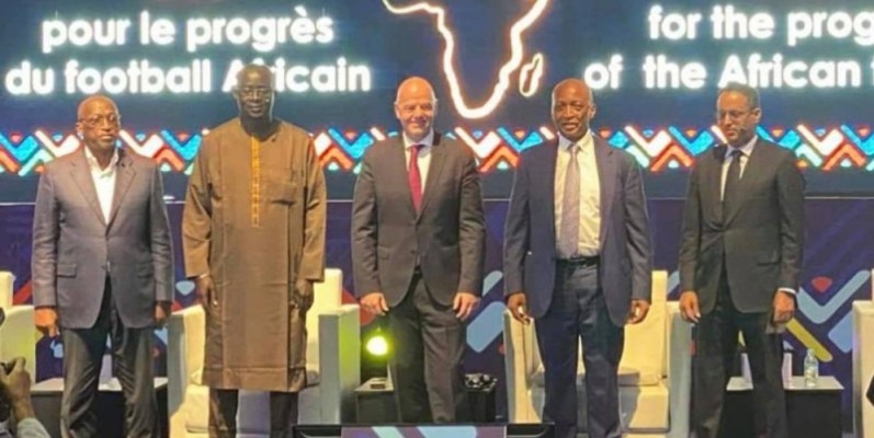 Les candidats à la présidence de la Caf autour du président Infantino (au centre). (DR)