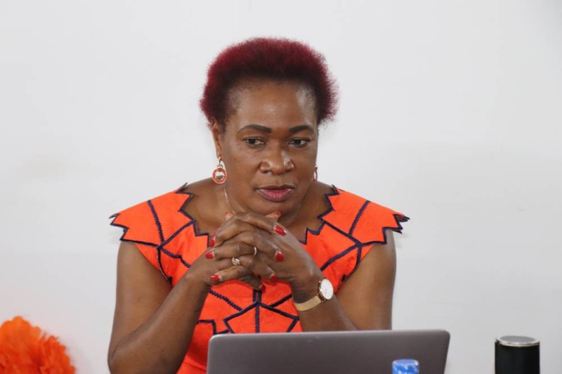 La présidente du Réseau des femmes journalistes et des professionnelles de la communication de Côte d'Ivoire (REFJPCI), Agnès Kraidy, s'adressant aux hommes et femmes des médias. (CNDH)