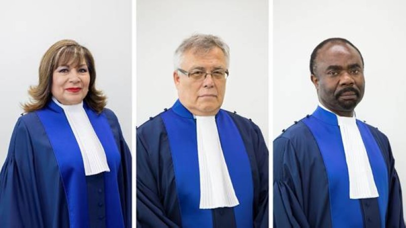 Sur la photo de gauche à droite la première vice-présidente de la CPI la juge Luz del Carmen Ibáñez Carranza, le Président de la CPI le juge Piotr Hofmański. et le second vice-président de la CPI le juge Antoine Kes
