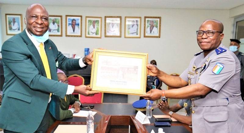 Le président Bamba Cheick, remettant une photo souvenir à son visiteur, à droite. (DR)