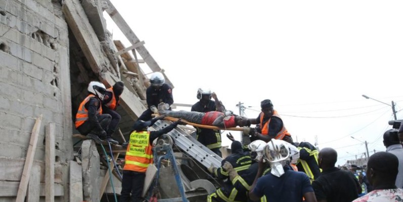 Bravo aux sapeurs pompiers militaires qui viennent de sortir une victime des gravats. (Poro Dagnogo)
