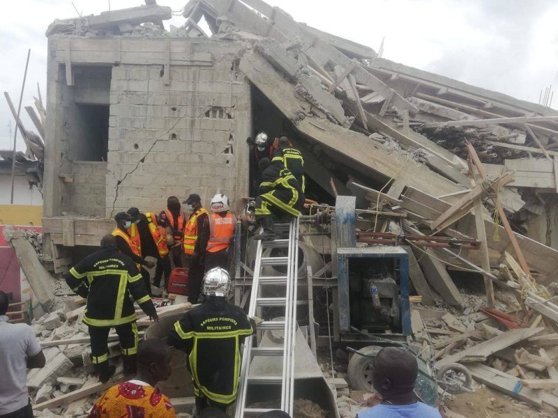 Les pompiers au secours des victimes de l'immeuble effondrés à Anono