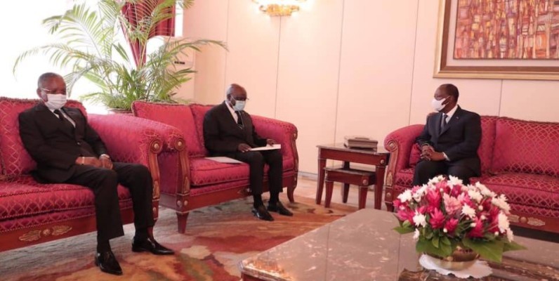 Le président Alassane Ouattara échange avec la délégation de la République du Congo. (Présidence)