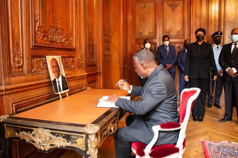 Des personnalités signent le cahier de condoléances. (DR)