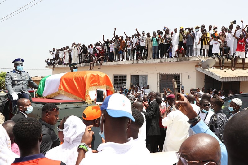 Mais avant, les imams ont, en présence du Chef de l’État Alassane Ouattara, prié pour le repos de l’âme du Premier ministre Hamed Bakayoko qui repose à jamais sur sa terre de Séguéla. (Photo : Poro Dagnogo)