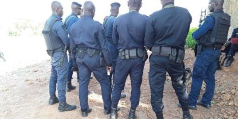 Des éléments de la gendarmerie postés le long de route allant de Daloa à Séguéla. (DR)