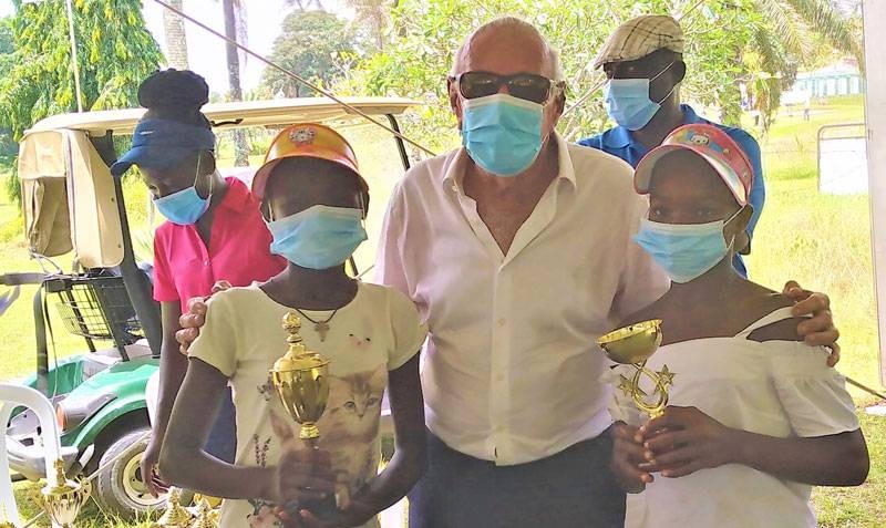 Jean-Claude Bartschi, le patron de l'Ivoire golf club entre deux vainqueurs, travaille pour renouveler la pépinière. (DR)