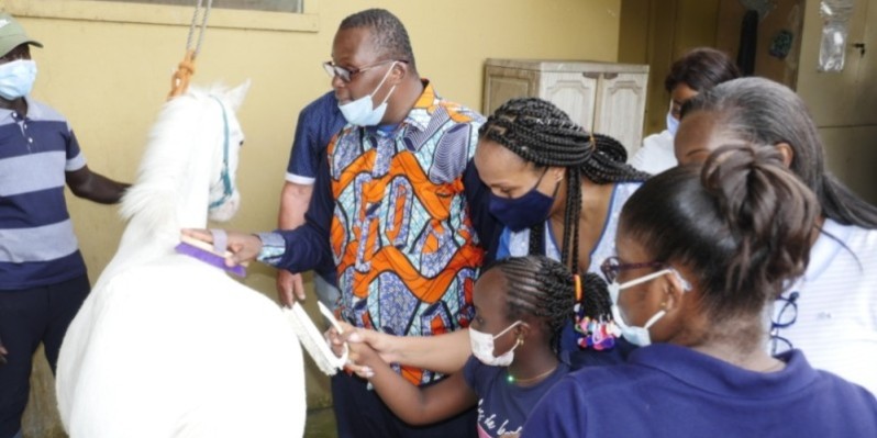 La députée de Cocody a apporté du sourire aux enfants malades. (Photo : DR)
