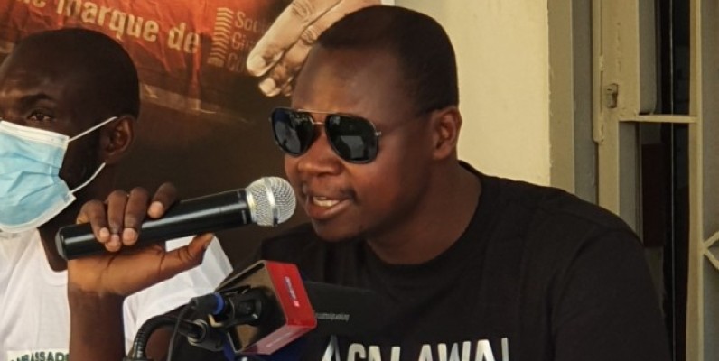 L'humoriste Agalawal lors de son grand oral face à la presse. (DR)