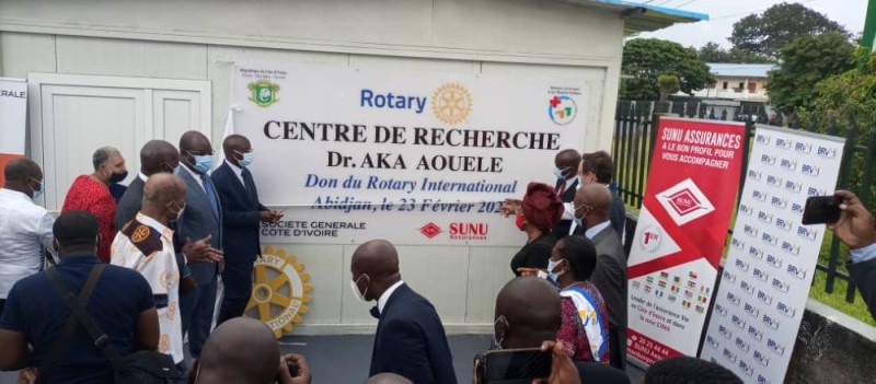 




L’enseigne portant le nom du ministre Aka Aouélé et du Rotary a été officiellement dévoilée devant un parterre d’invités. (DR)