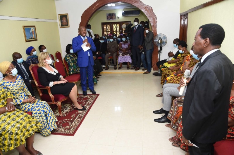 La délégation de la Première dame au domicile du fils d'Irié Lou Colette. Dominique Ouattara laissant un mot dans le cahier de condoléances. (Photo : Cabinet 1ère dame)