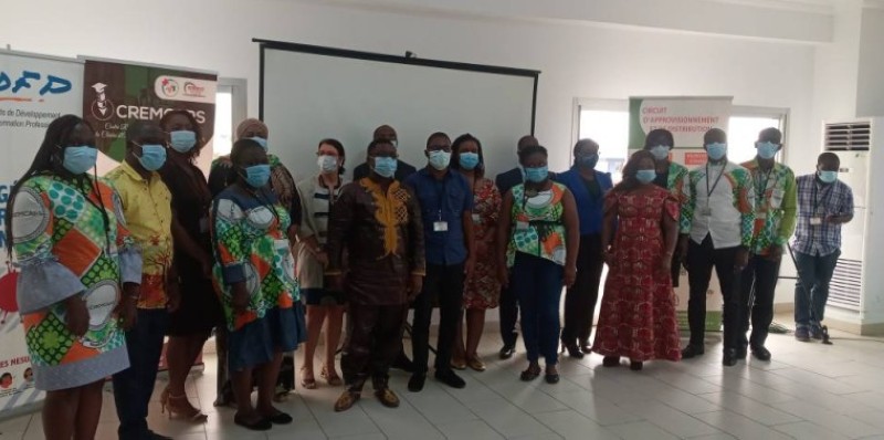La photo de famille après le lancement de la formation. (Marie-Ange Akpa)