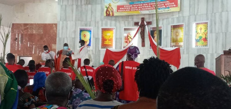 Bénédiction de la fanfare de la paroisse par le Curé , le père Amangoua (Marie-Ange)  