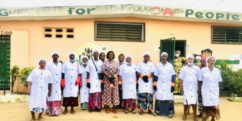 Les bénéficiaires ont posé avec la formatrice Dr Oularé Céline, au centre. (Ange Kumassi)
