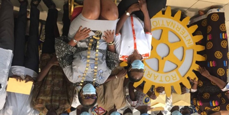 Des Membres du Rotary et bénéficiaires ont clôturé cet heureux évènement par une photo de famille. (DR)