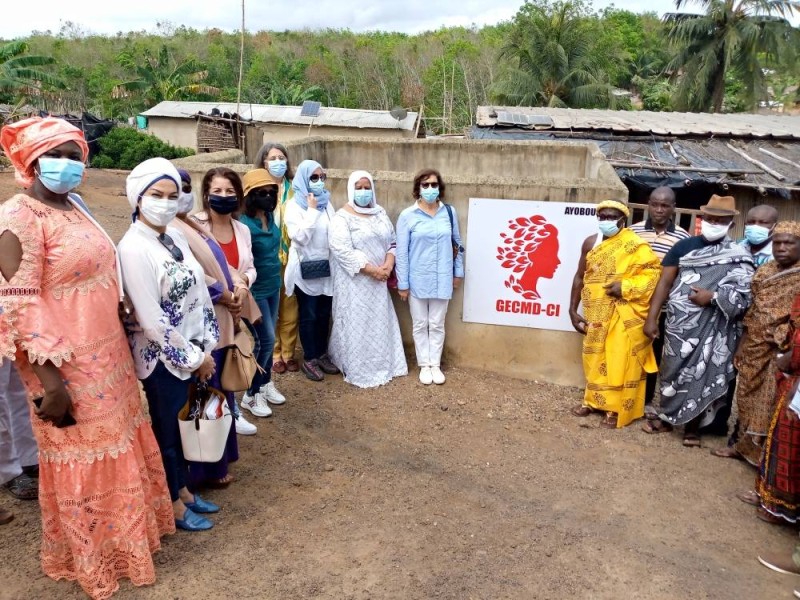 La chefferie et les populations de Ayo-Obou ont traduit leur gratitude aux épouses des ambassadeurs qui leur permettent d’avoir de l’eau potable. (PHotos : M. Y)