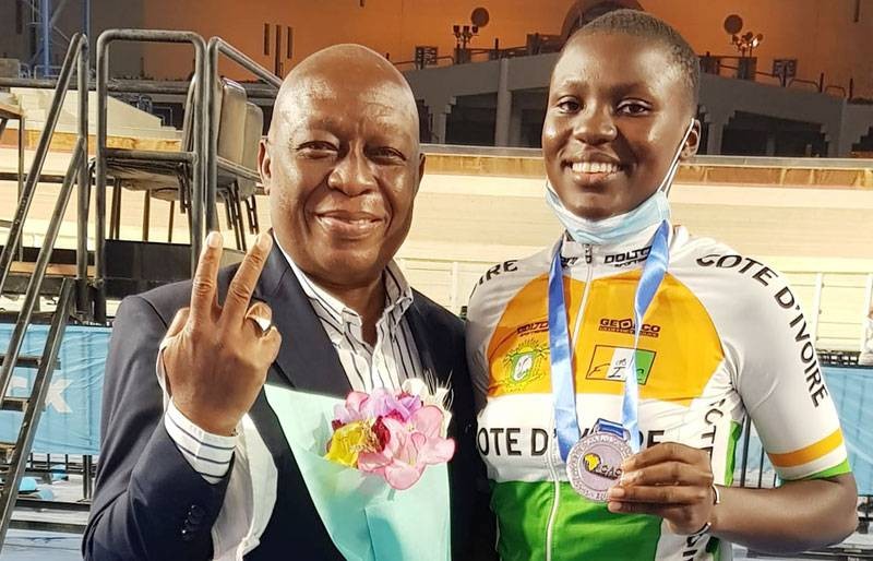Minata Soro en compagnie du président de la Fédération ivoirienne de cyclisme. (DR)