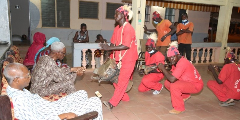 En tant qu’allié, le village de Komborodougou a eu l’honneur d’ouvrir symboliquement les funérailles à travers son Djembé. (Photo : Poro Dagnogo)