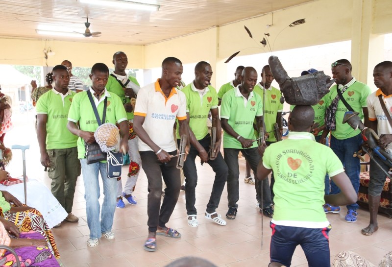 La danse Kapahatchan, créée par la famille, a été la 2e danse à entrer en scène.
(Photo : Poro Dagnogo)