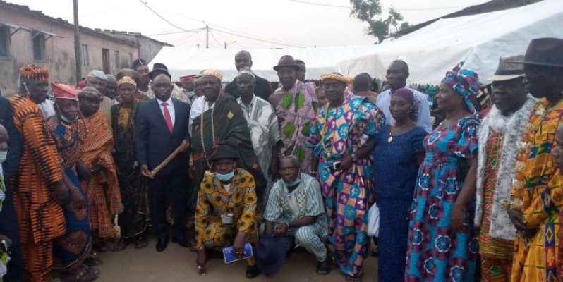 Le ministre de la Réconciliation nationale, entouré des chefs communautaires, après une rencontre à Abobo. (Dr)
