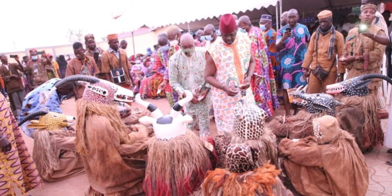 


Le chef de canton, Issa Coulibaly, récompense les porteurs de masques des chasseurs.
