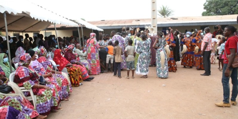 


« La dépouille du défunt déposée » symboliquement, les enfants de la famille saluent par la danse le père ou l’oncle. (photos : poro dagnogo)