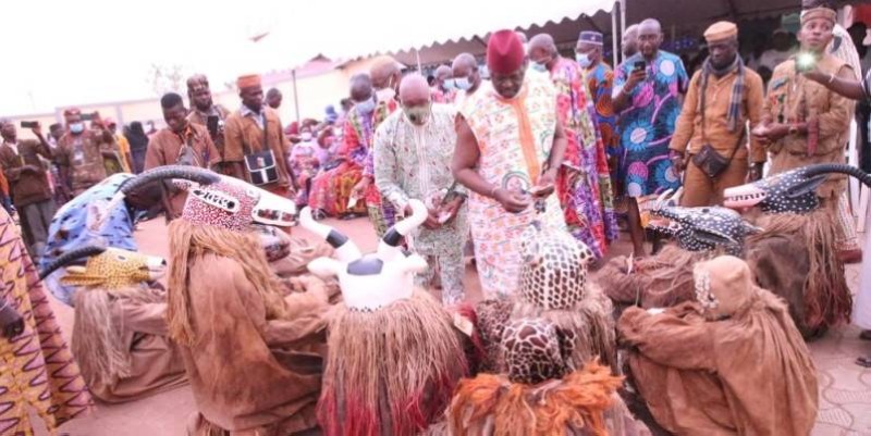 Le Chef de Canton, Issa Coulibaly récompense les porteurs de masques des chasseurs
(PORO DAGNOGO)