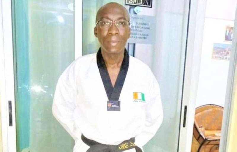 Le Père Tiémélé, ceinture noire 3e Dan encourage à la pratique du taekwondo. (DR)