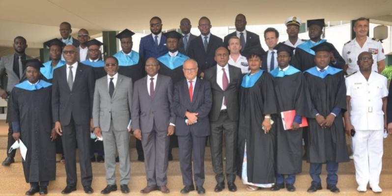 Photo de famille des participants à la cérémonie de remise des diplômes. (DR)