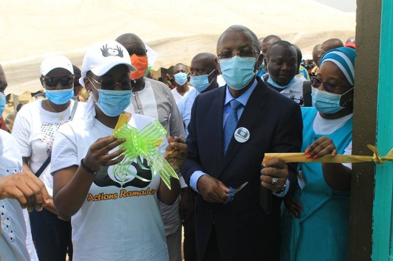 Le Directeur général de Petroci, Ibrahim Diaby procédant à la coupure du ruban. (DR) 