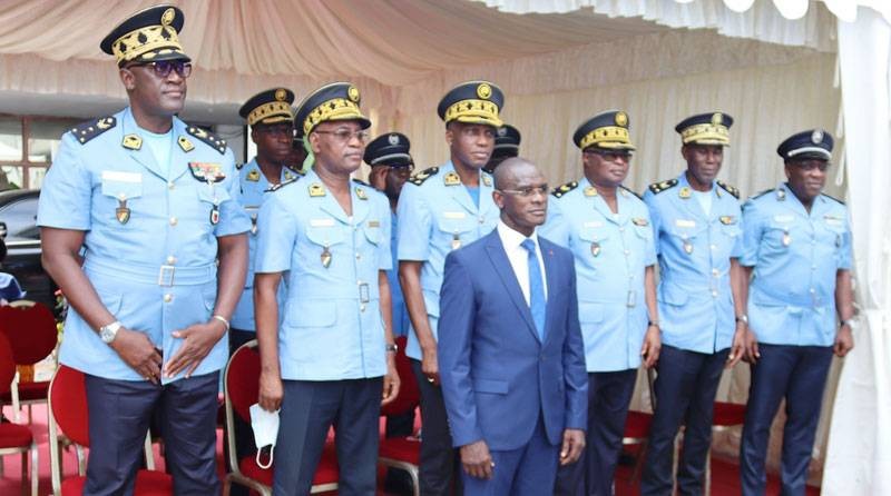 Le ministre Diomandé Vagondo pose avec le personnel de la police (Photo : DGPN) 